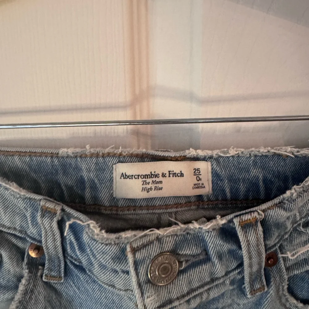Abercrombie & Fitch The Mom High Rise Distressed Cropped Women's Jeans - Picture 3 of 7
